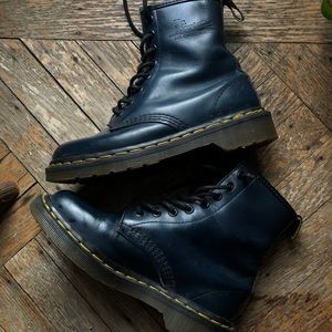 dr. marten boots- dark blue leather